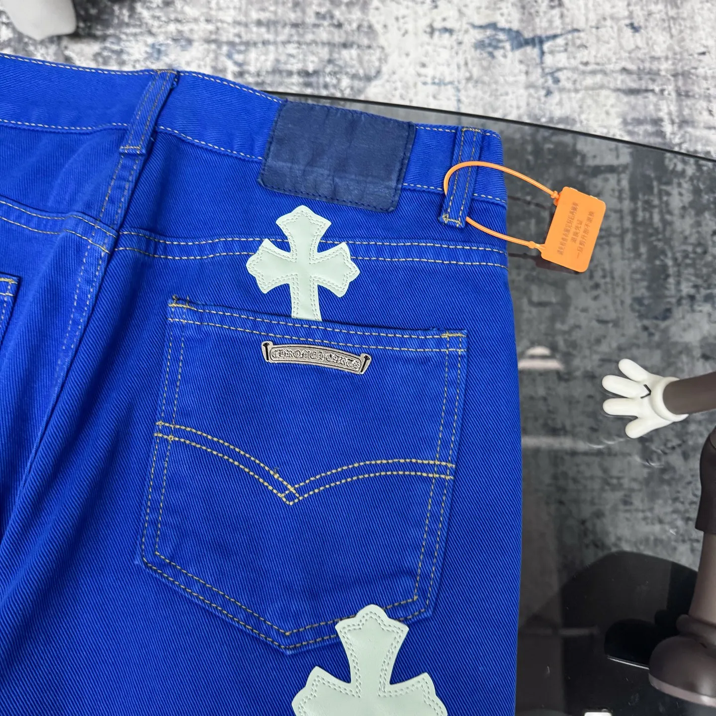 P260 Chrome hearts｜ch Chrome hearts London limited dopamine blue leather jeans, counter price 22W level, patchwork cross pattern embellishment, washed jeans! ! An absolutely high-end luxury product, a 1.9W-level god-level single product, a super popular product, made by top heavy industry, a magic weapon that cannot be missed! [About Zangyin] This is an extremely luxurious fashion brand that can also be called the aristocracy of the high street. It has always been an exclusive brand for some hipsters or rich second generations. Compared with ordinary high streets, it is more luxurious and noble. Compared with luxury brands, it is more fashionable and individual. It has always been a brand that I have a special liking for. [Top heavy industry fashion design] Consistently high-street luxury style. Speaking of this style, the Zangyin family and GU family are definitely the leading representative brands. Especially the Zangyin family has really achieved a state-of-the-art effect in creating high-street style. The unique washed material is used to create this style. The color system is already quite eye-catching. After it is decorated with patchwork cross flowers, it cleverly highlights the charm of the brand. Secondly, this style uses classic The high-waist cutting design highlights the long legs and fashionable temperament of the upper body. The brand is highly recognizable and the slim fit configuration is more suitable for daily wear. It is a product that interprets personality, fashion, and specifications at a glance. This single product is enough to make any fan excited. It can be a white T-shirt for a youthful college style, or a tight suspender for a royal style. It has strong matching ability and can be easily controlled by men.  [Materials and craftsmanship] Needless to say, this point goes without saying. As an excellent craftsman brand, Zangyin’s requirements for details and craftsmanship are really perfect. The washed color of this model has gone through so many processes, not to mention the embellishment of denim appliques. It is also purely hand-made and sewn. Just like what they believe in, only hand-made things have soul and have the meaning of wear. A top-notch heavy-duty fashionable denim item, I look forward to your perfect interpretation! !   Color: Dark blue Size: S-XL (28 30 32 34) Pants length: 101/103/105/107 Waist: 78/82/86/90 Recommended height: 170/175/180/185 Recommended weight: 120/140/160/180